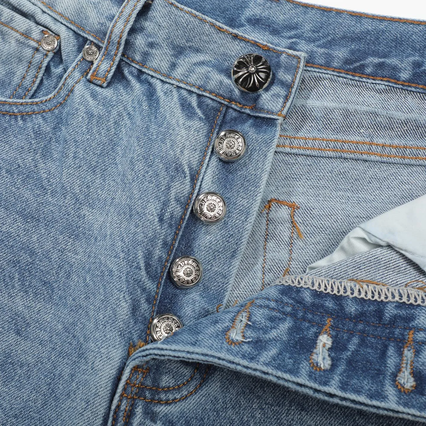 P270 Chrome Hearts CH Cross embroidered distressed jeans Top ceiling quality 100% version correct version is coming!  Believe me this must be the best quality you will ever come across! ! Excellent value for money! !  Styles with different washes and textures are very friendly to people with thin legs and thick legs. The straight version is very flattering to the shape of the legs. The moderate length is timeless and easy to match. It is the basis of various styles and a must-have in the wardrobe! ! Add a little stacking to easily control this year's popular clean fit fabric. The fabric is stiff but the upper body is soft without losing texture. The sides and cuffs of some styles have a bone-wash effect. It's really hard not to love it! The outfit effect is immediate! ✅Correctly customize the Croxin metal leather label on the back panel. It is not sold directly with the cross on the finished jeans. 1:1 copying strives for excellence and the details are perfectly grasped. ✅The cross leather label is clear and smooth. Exquisite turning top craftsmanship. ✅Buttons, zippers and hardware are all customized versions of the Croxin LOGO. ✅High-cost washing process. Size: 28 30 32 34 36 (5 sizes)